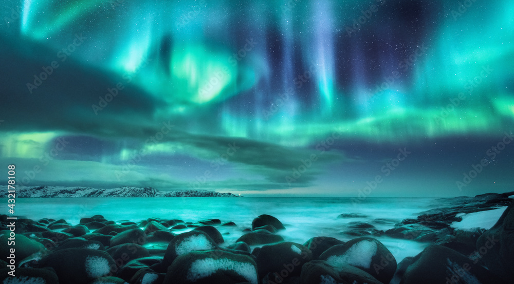 北极光。俄罗斯捷里别卡海洋上空的北极光。有极光和c的星空
