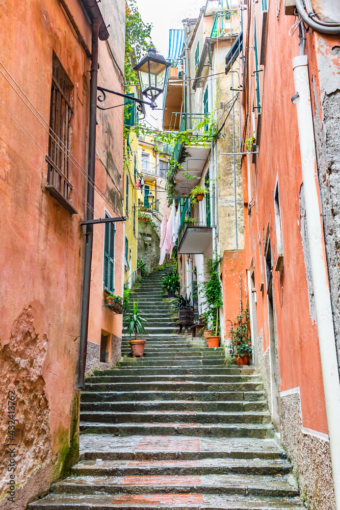 意大利五渔村蒙特罗索的楼梯和街道