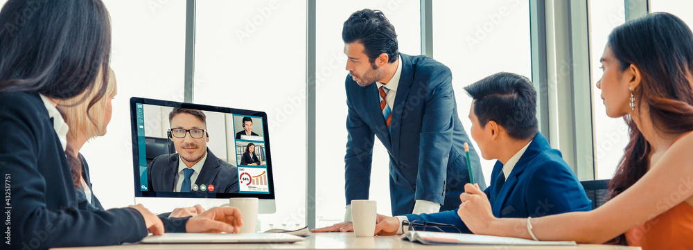 视频通话小组商务人员在虚拟工作场所或远程办公室开会。远程工作会议