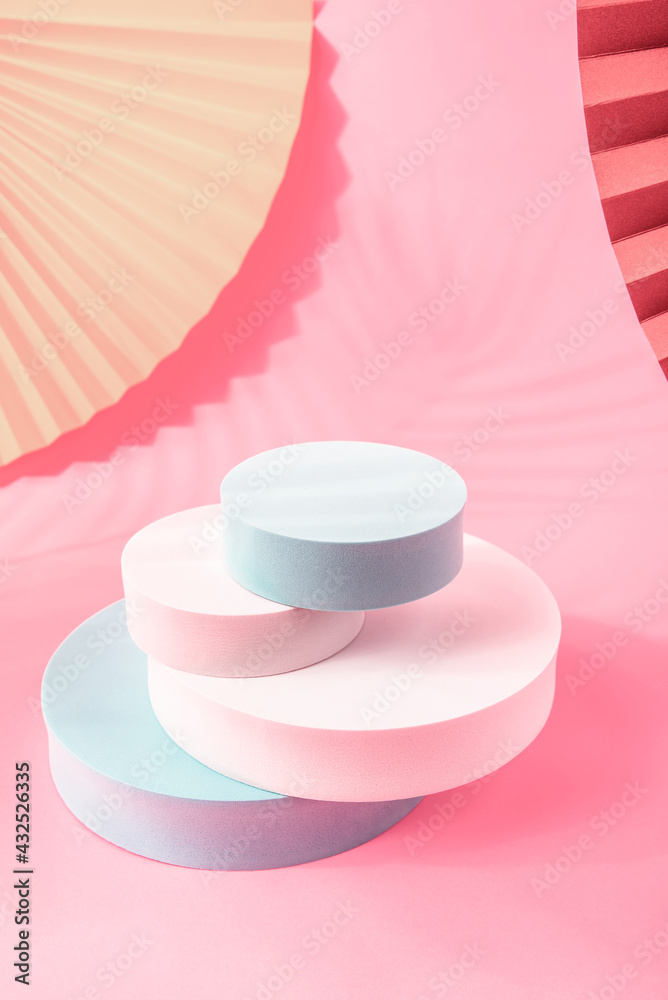 粉红色折扇和圆柱体3D展台场景图