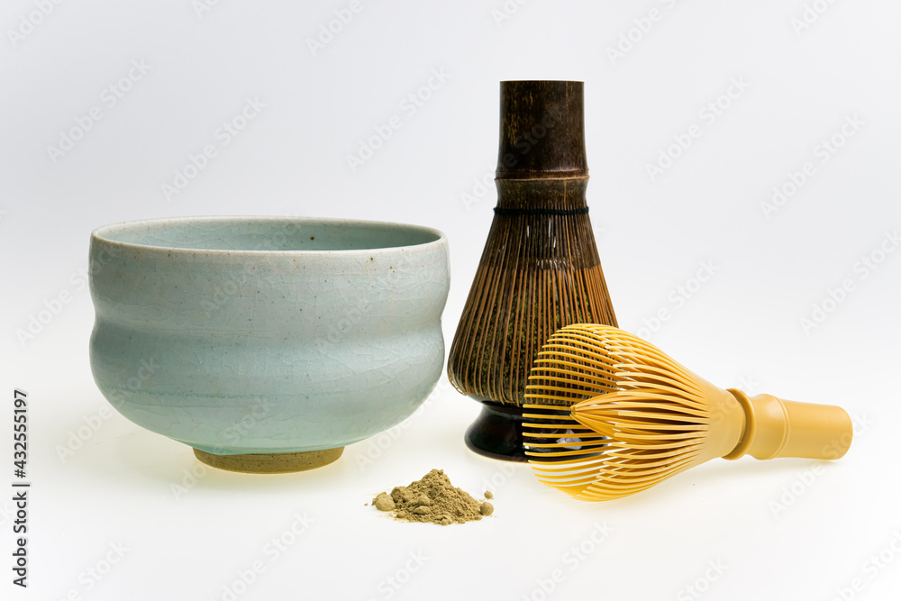 日本绿茶抹茶茶竹搅拌器和传统的日本碗和抹茶粉iso