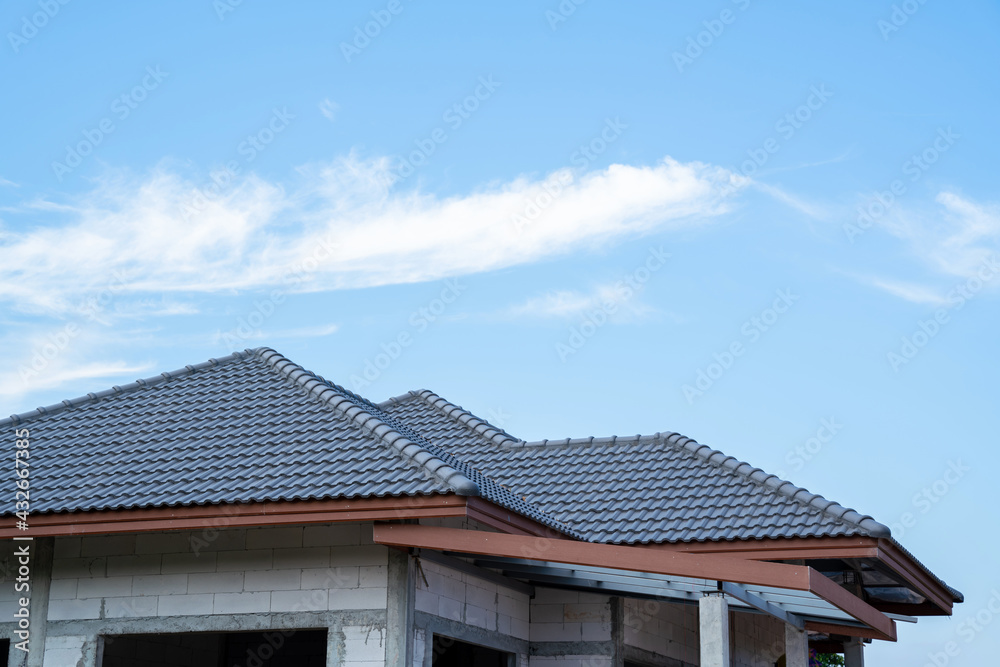未完工房屋的西班牙瓷砖屋顶，屋顶结构