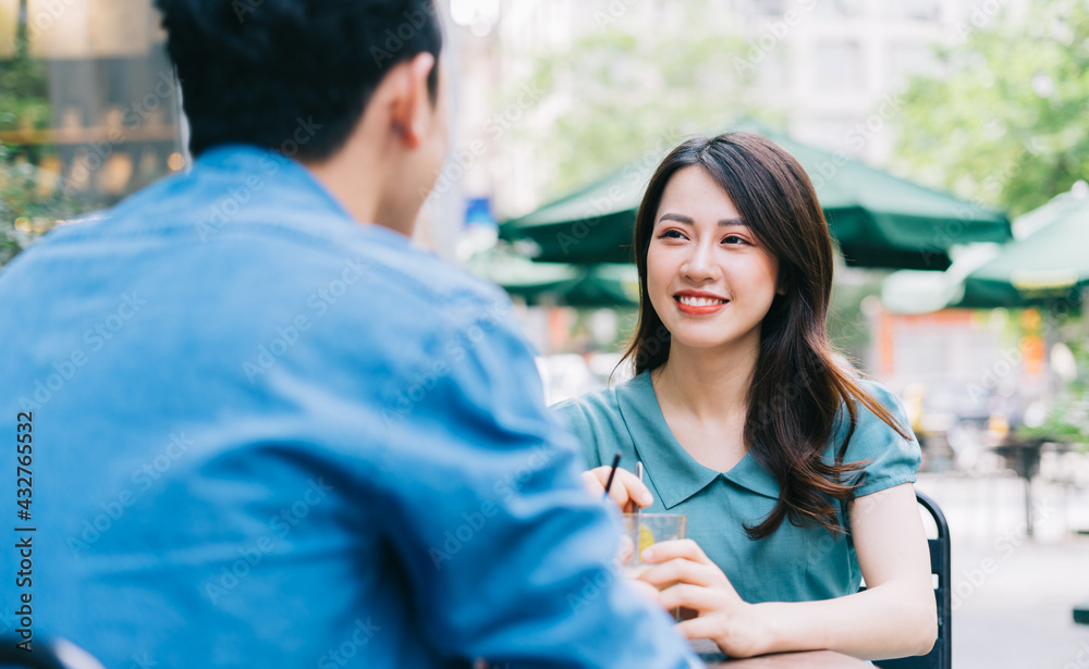 年轻的亚洲情侣在咖啡馆约会