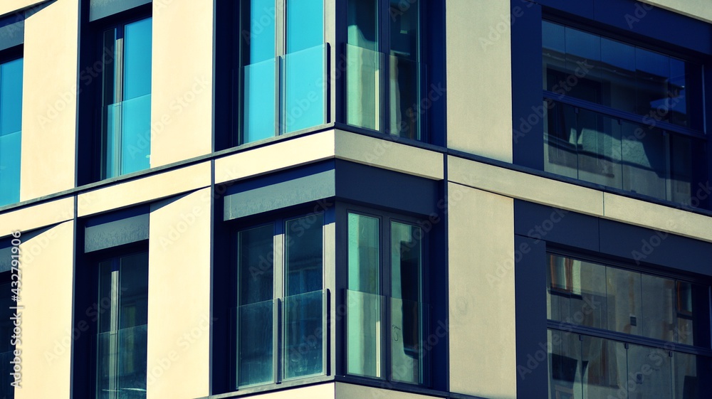 公寓式住宅和家庭立面建筑及户外设施。阳台上的蓝天