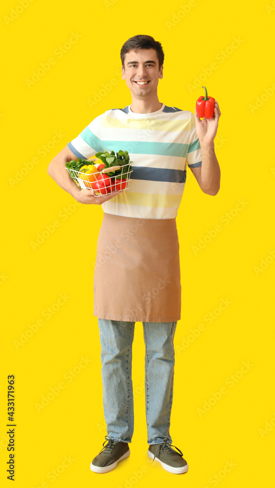 年轻人，彩色背景上有新鲜蔬菜