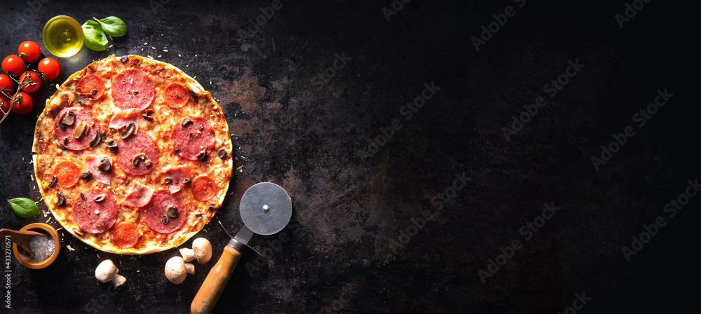 意大利脆披萨配意大利腊肠、火腿、橄榄、西红柿、辣椒、奶酪和蘑菇