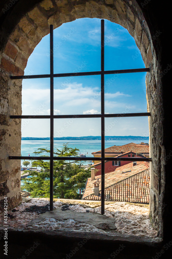 意大利加尔达湖。从城堡窗户俯瞰