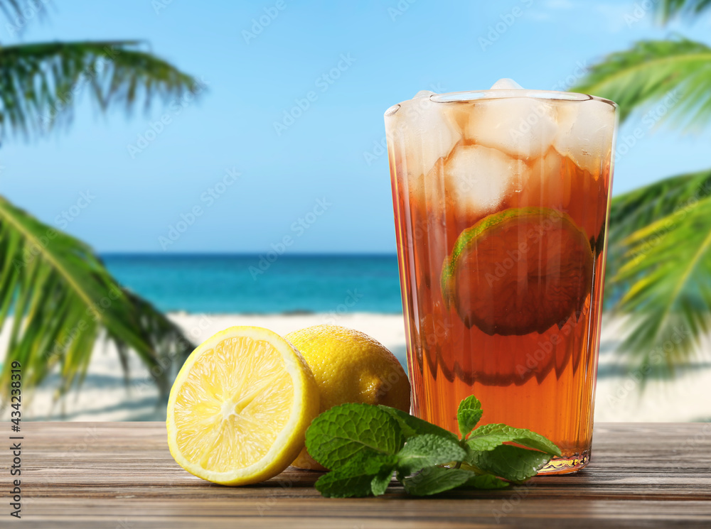 海滩酒吧桌上的一杯美味的冷冰茶