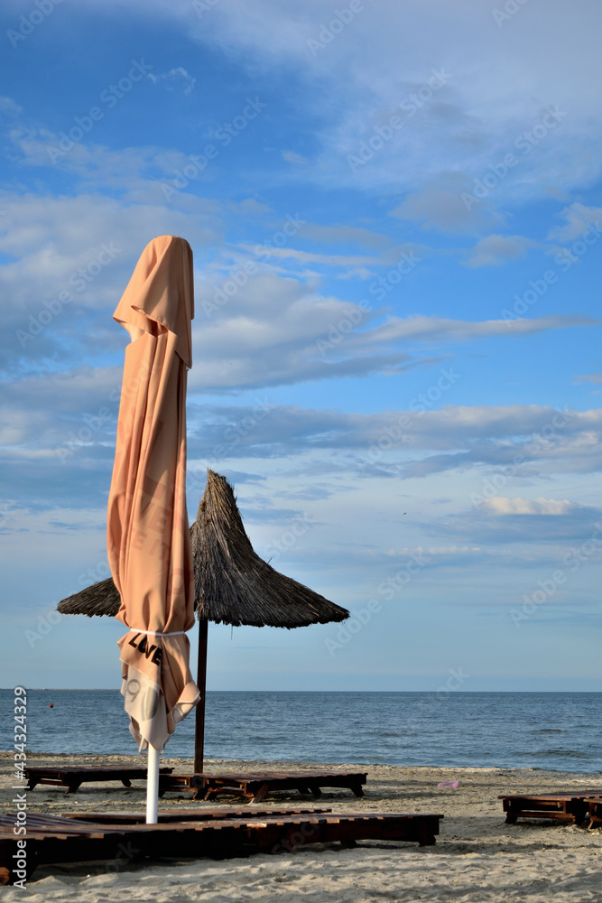 海滩和海洋-遮阳伞-纳沃达里，康斯坦察，多布鲁贾，罗马尼亚，欧洲，黑海