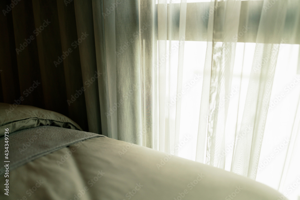 靠近窗户的柔软床毯和毛皮地毯卧室家居室内设计概念背景