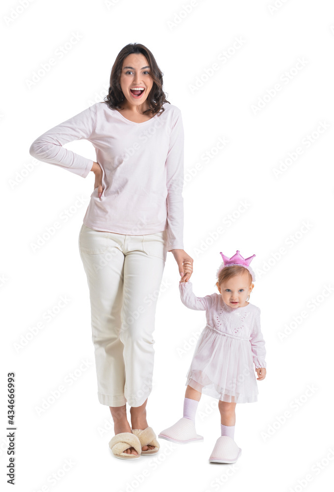 白人背景下的快乐女人和她的小女儿