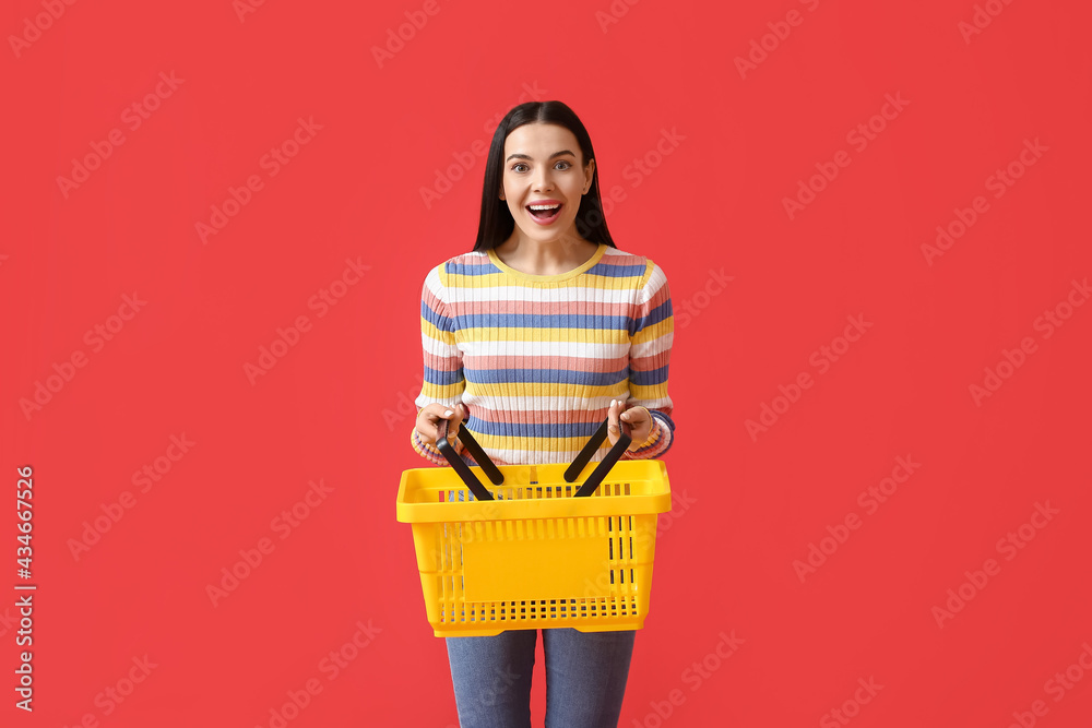 用彩色背景的购物篮让年轻女子大吃一惊