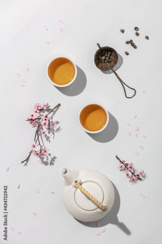 茶的概念，混凝土背景上的两杯白茶和茶壶