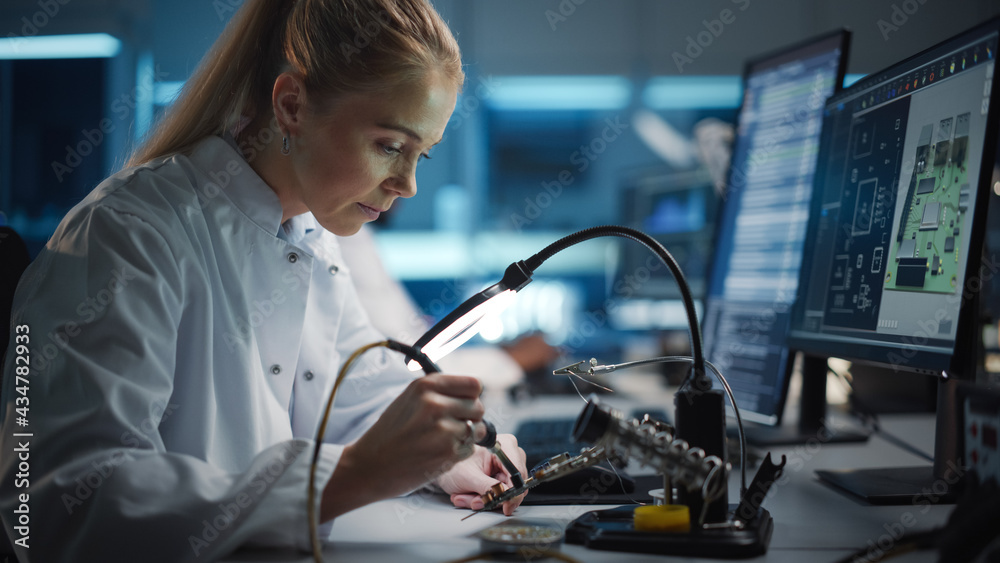 现代电子研发机构：漂亮的高加索女工程师做计算机
