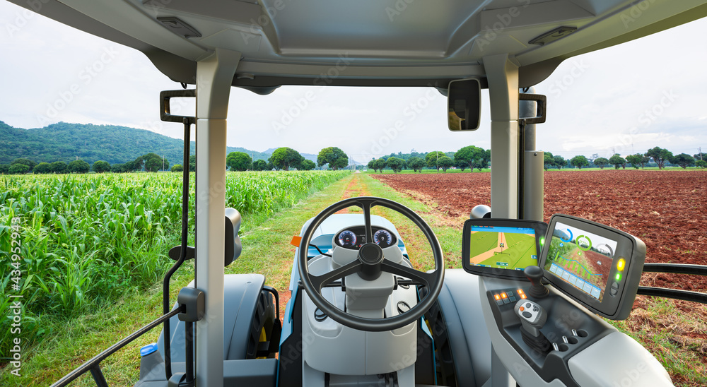 自动拖拉机在玉米地里作业，未来技术与智慧农业耕作理念