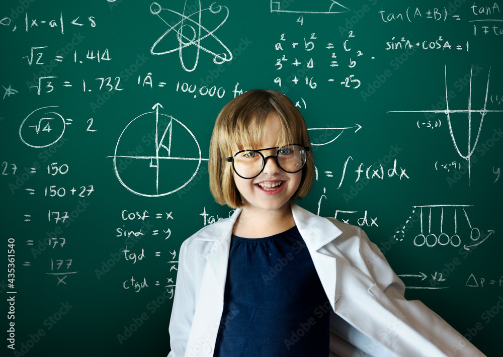 黑板背景的年轻科学家女孩