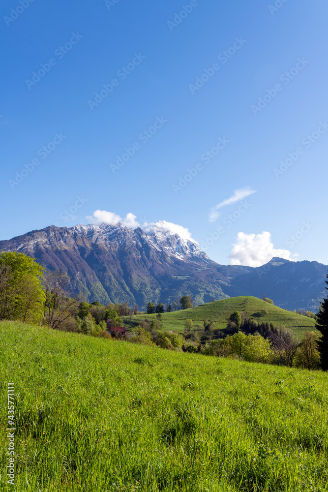 Paysage de montagne dans le parc Naturel Régional des Bauges en Savoie dans les Alpes françaises au 
