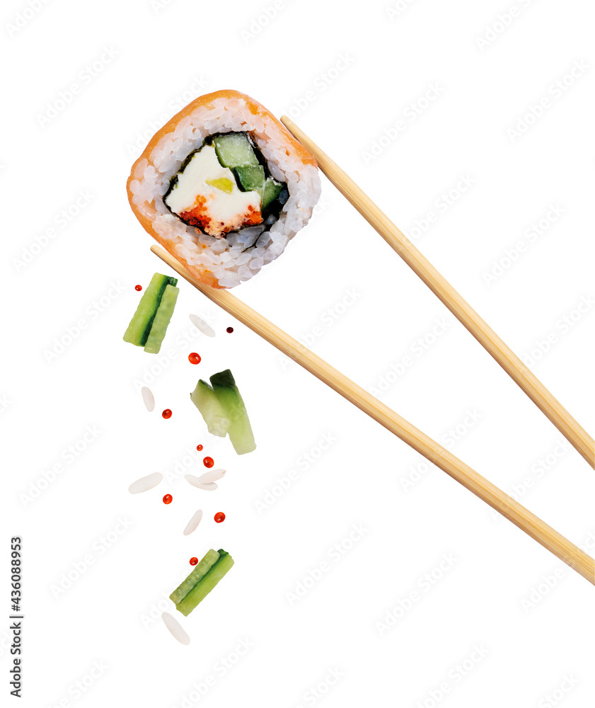 新鲜的传统日本寿司，筷子之间夹着三文鱼和鱼子酱，在白背上隔离