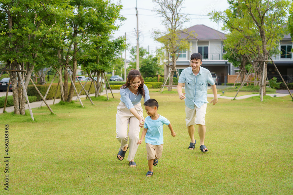 亚洲家庭为了日常健康和幸福，在附近的院子或公园里玩接球游戏，b