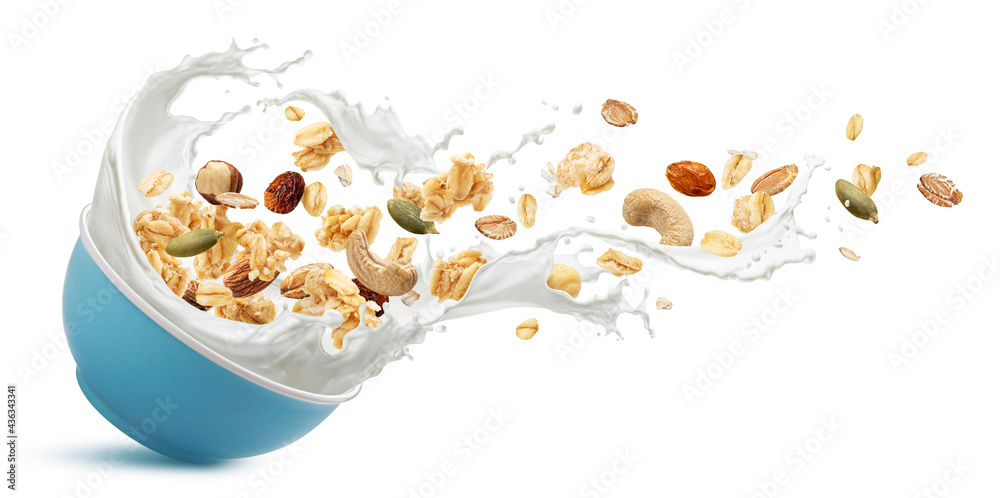 掉落的什锦早餐、燕麦格兰诺拉麦片，牛奶飞溅在白色背景上