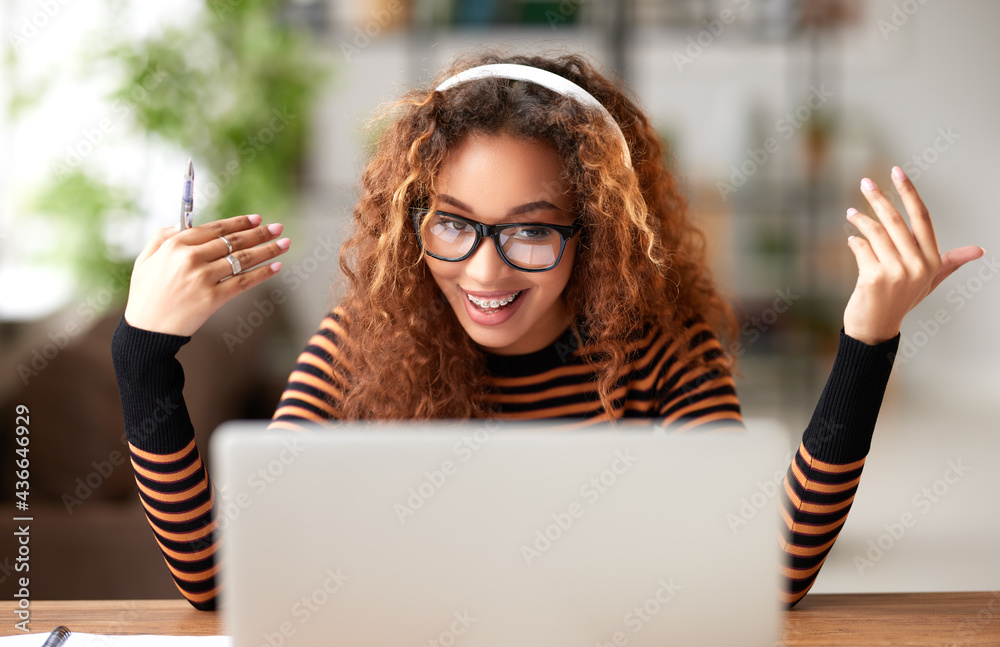 快乐的非洲裔美国女性在远程工作或在笔记本电脑上在线学习时进行视频通话