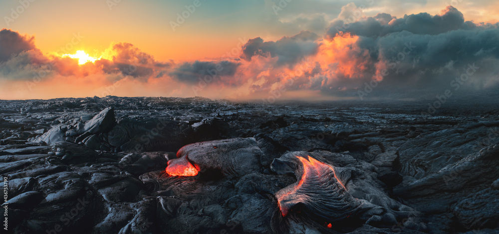 背景是日落云层下的熔岩场
