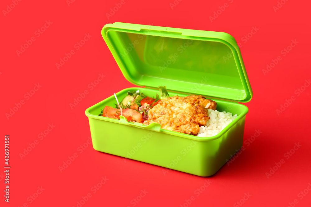 彩色背景上有美味食物的午餐盒