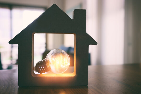 带灯泡的木屋。能源概念或发明