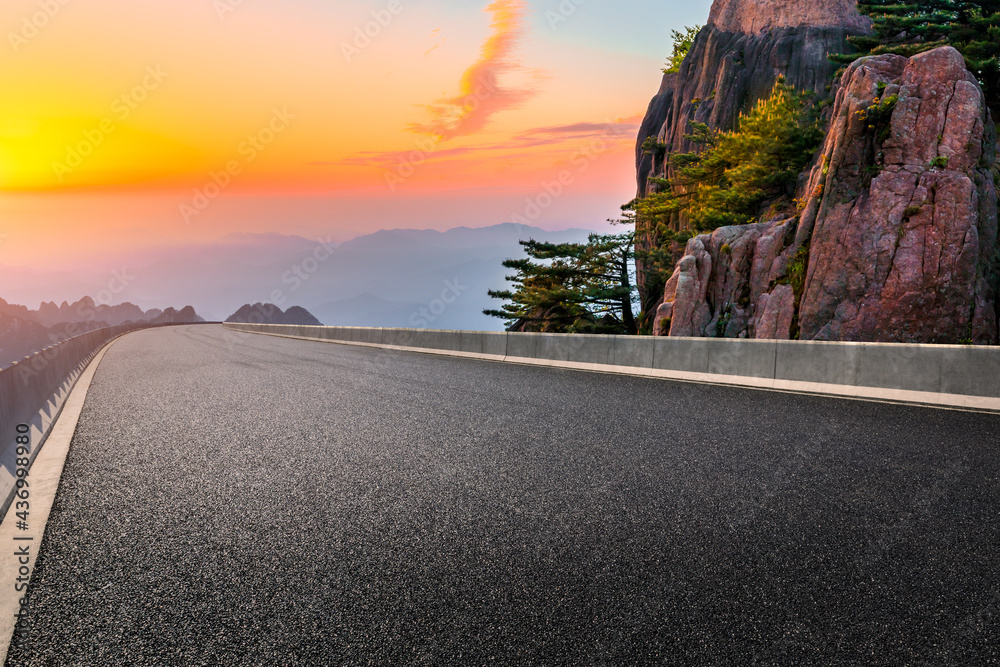 日落时的沥青公路和山脉景观，路面背景。