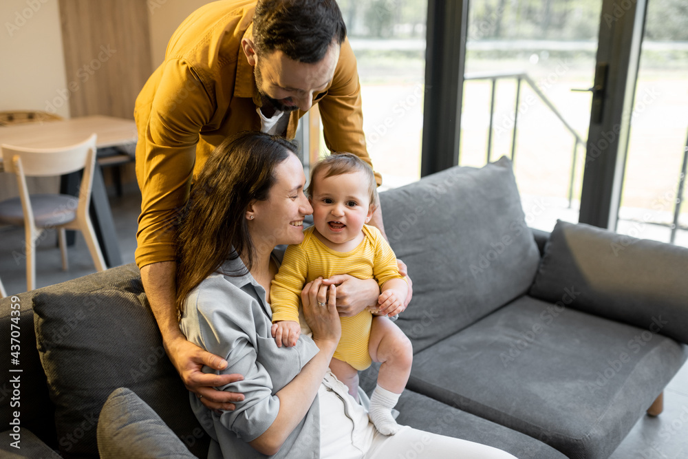 一个快乐的高加索家庭的视频肖像，家里沙发上有一个一岁的男婴