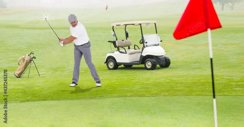 高加索男子在高尔夫球车旁用高尔夫球杆击球的构成