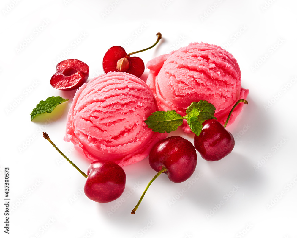 白底樱桃浆果冰淇淋。隔离p的樱桃酱冰淇淋