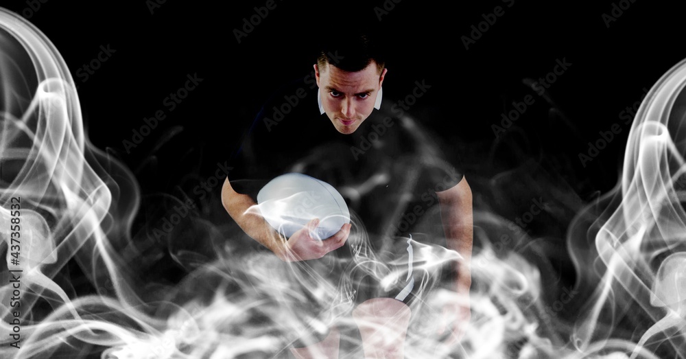 白人橄榄球运动员在黑色背景下持球的构图，带有白色模糊