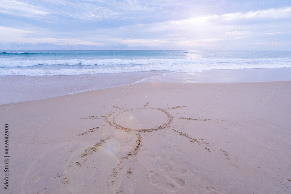 沙滩上的太阳标志海边的海滩泡沫波冲击沙滩的暑假概念