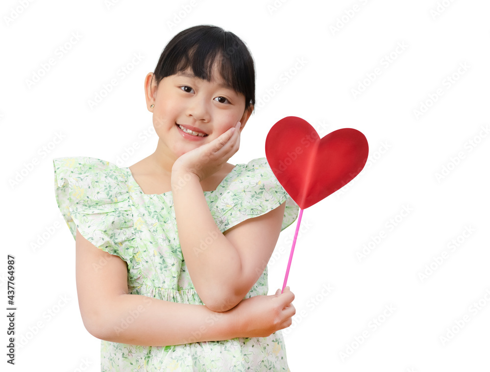 快乐的亚洲小女孩微笑着，手里拿着一颗红色的纸心，孤立在白色背景中，Hea
