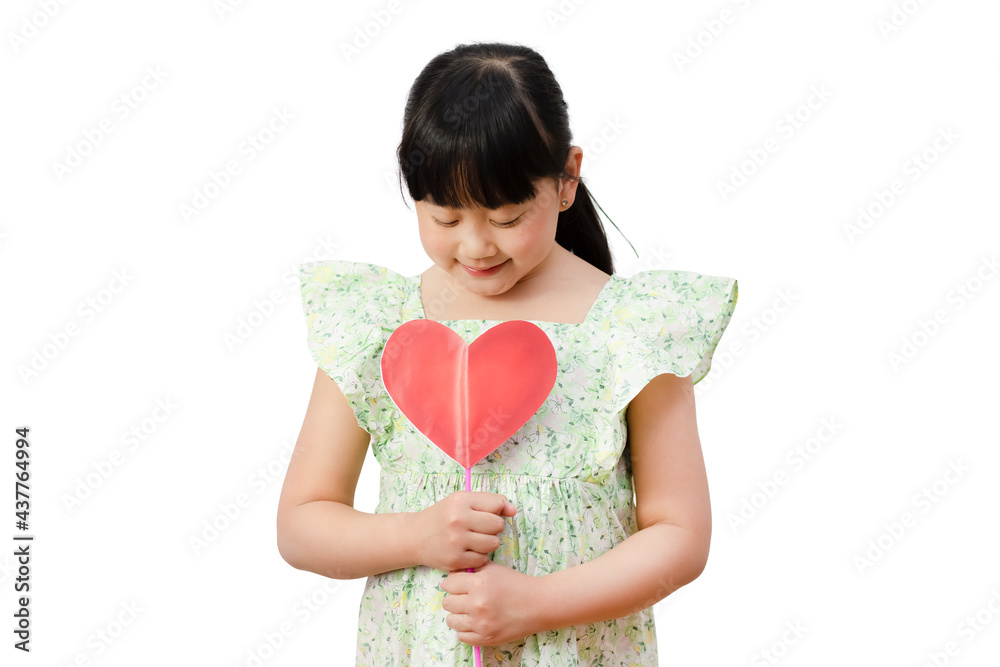 快乐的亚洲小女孩微笑着，手里拿着一颗红色的纸心，孤立在白色背景中，Hea