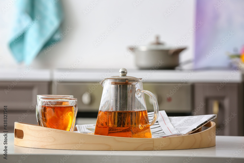 房间桌子上的茶壶和几杯热饮