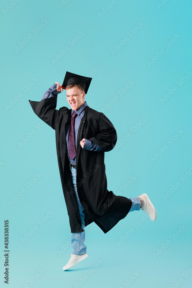 在彩色背景下跳跃的毕业生