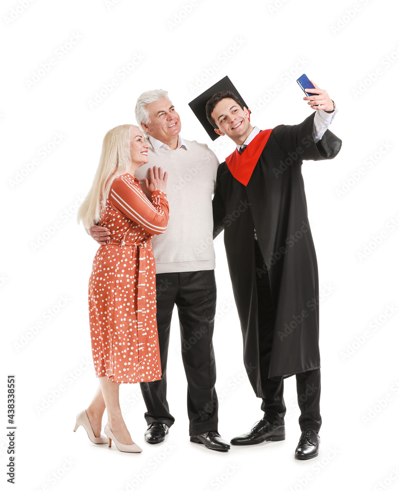 快乐的男毕业学生和他的父母在白底上自拍