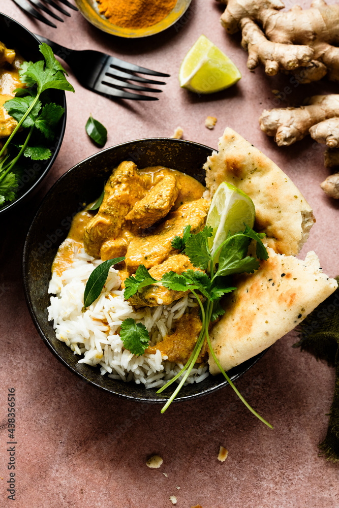 黄油鸡印度咖喱配盘子里的米饭食品摄影