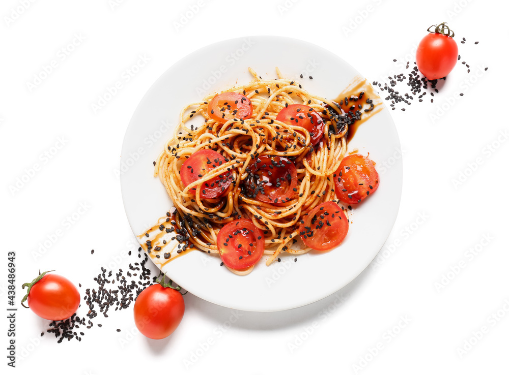 白底上有美味的意大利面和西红柿的盘子