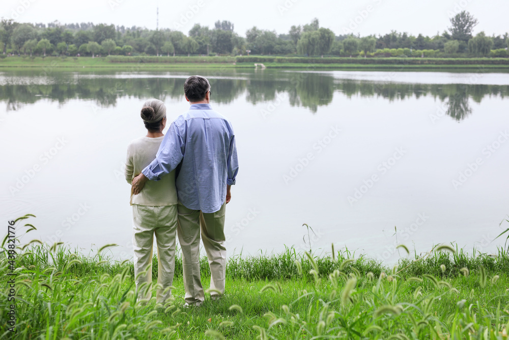 幸福的老夫妻在湖边看风景