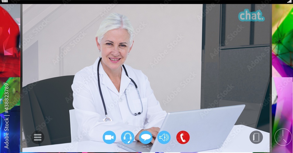 女医生在视频通话界面屏幕上使用笔记本电脑的构成