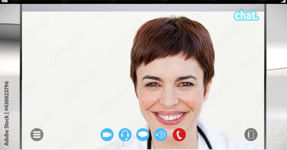 女医生在视频通话界面屏幕上微笑的构成