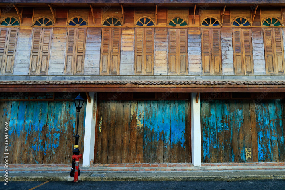 亚洲村街道历史建筑的木质立面