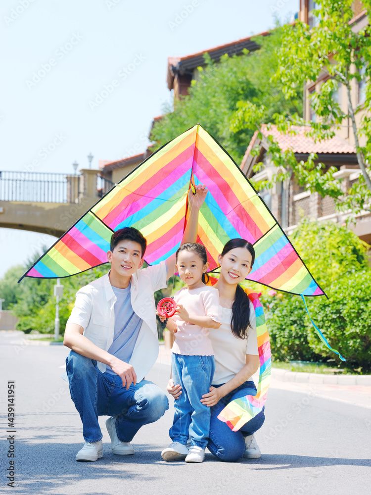 三个快乐的家庭在户外放风筝