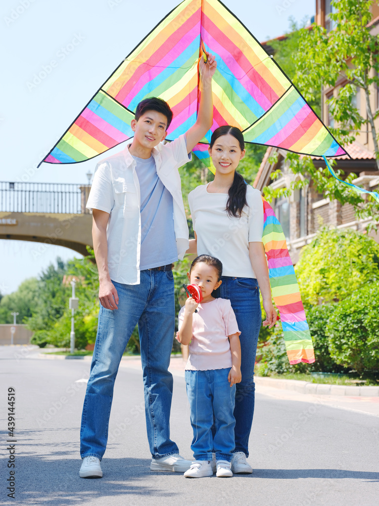 三个快乐的家庭在户外放风筝