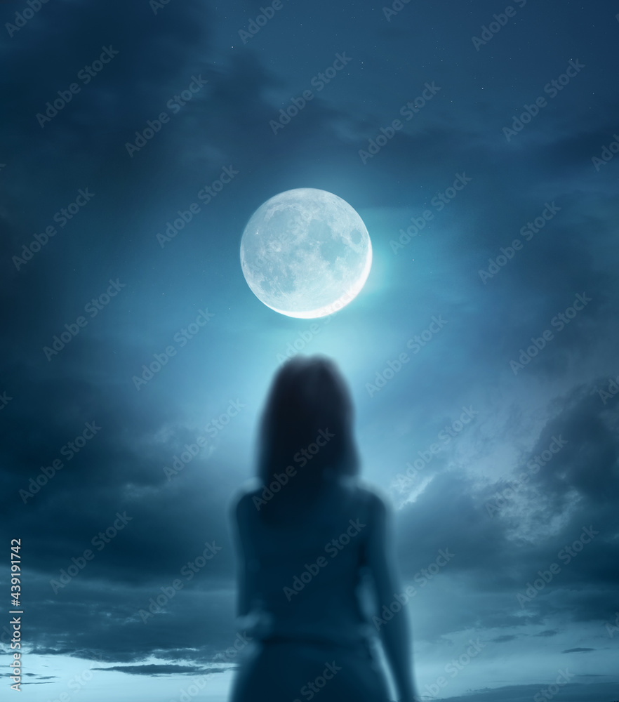 一个女人在夜晚的月光下勾勒出轮廓。魔幻梦境混合媒体3D插图