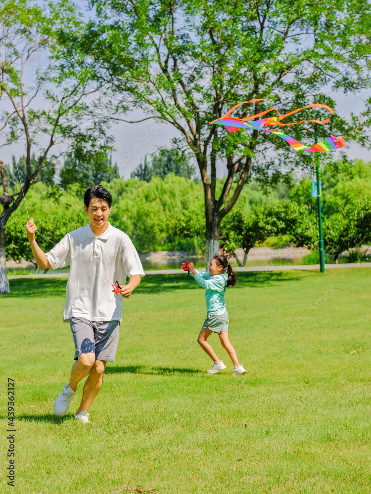 快乐的父女在公园里放风筝