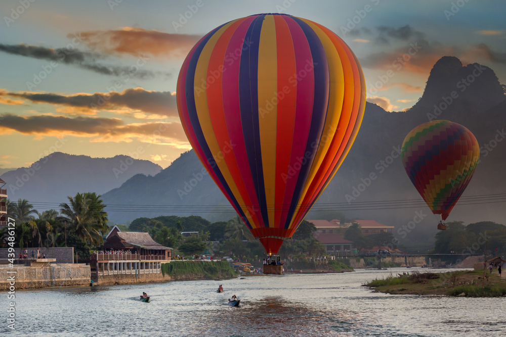 老挝万荣日落时的Nam Song河，热气球，Nam S美丽的风景
